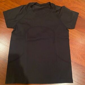 Lululemon Relaxed Fit Black Swiftly Tee. Woman’s Size 4. Great Condition.